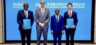 Le 10 octobre, à Pékin, le groupe bancaire panafricain a signé un protocole d'accord avec CIPS, le système chinois de paiement interbancaire transfrontalier, afin de développer les règlements en renminbi, également appelé yuan. L'annonce a été rendue publique le lundi 12 octobre. La signature s'est déroulée en marge de la visite officielle en Chine du président togolais, Faure Essozimna Gnassingbé, en présence du ministre des Finances et du Budget, Essowè Georges Barcola. Basé à Lomé et présent dans 34 marchés africains, Ecobank entend ainsi étoffer son offre de services à destination des entreprises engagées dans les échanges avec la deuxième économie mondiale.