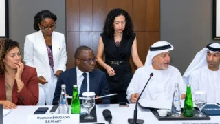 Un nouveau marché dans le viseur d'AMEA Power. Le développeur émirati d'infrastructures d'énergies renouvelables a signé un protocole d'accord avec le gouvernement béninois pour la réalisation d'une centrale solaire de 100 MW, associée à un système de stockage par batteries. Présentée comme une première pour le groupe au Bénin, l'initiative marque une étape dans sa stratégie d'expansion régionale.