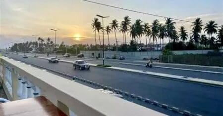 Bénin | Infrastructures : Cotonou accélère l’extension du réseau routier Parmi les principaux projets retenus figurent la réhabilitation des axes Ouidah - Tori et Djougou - Ouaké jusqu’à la frontière avec le Togo (37 km), ainsi que la reconstruction en double voie de la route Bohicon - Dassa-Zoumé.
