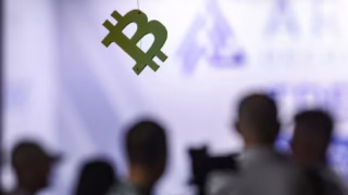 Le casse dépasse largement le précédent record : en février 2025, 1,5 milliard de dollars avaient été dérobés à la plateforme de dérivés Bybit. Selon la société d'analyse on-chain TRM Labs, l'attaque a été menée avec une précision méthodique : les préparatifs ont commencé au moins trente-six heures avant le vol, avec des retraits de test effectués via le service d'obfuscation Tornado Cash, puis un code d'attaque déployé et répété sur plusieurs portefeuilles avant d'être installé sur un portefeuille « chaud » de Binance.