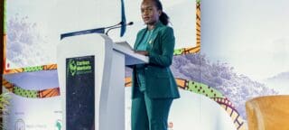 L'ère des promesses est révolue. À Kigali, où se réunissent jusqu'au 17 octobre les décideurs de 46 pays dont 21 africains du Carbon Markets Africa Summit (CMAS) 2026, le message est limpide : l'Afrique ne veut plus être le continent du « potentiel » carbone, mais celui de la transaction conclue, du crédit émis et de la communauté payée.