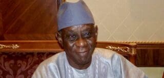 Une figure de la littérature africaine s’est éteinte samedi 3 octobre. L’écrivain et homme d’État sénégalais Cheikh Hamidou Kane avait 98 ans. « Avec L’Aventure ambiguë, il a donné à des générations d’Africains les mots pour penser une question qui nous habite encore, celle de s’ouvrir au savoir du monde sans rien perdre de ce que nous sommes. Ministre de la République, il a aussi servi le Sénégal avec dévouement », a écrit le président sénégalais Bassirou Diomaye Faye sur son compte Facebook.