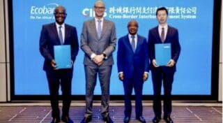 Le 10 octobre, à Pékin, le groupe bancaire panafricain a signé un protocole d'accord avec CIPS, le système chinois de paiement interbancaire transfrontalier, afin de développer les règlements en renminbi, également appelé yuan. L'annonce a été rendue publique le lundi 12 octobre. La signature s'est déroulée en marge de la visite officielle en Chine du président togolais, Faure Essozimna Gnassingbé, en présence du ministre des Finances et du Budget, Essowè Georges Barcola. Basé à Lomé et présent dans 34 marchés africains, Ecobank entend ainsi étoffer son offre de services à destination des entreprises engagées dans les échanges avec la deuxième économie mondiale.