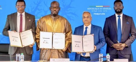 Le Sénégal entend passer du statut de consommateur à celui d’assembleur d’équipements technologiques. Le 6 octobre, le ministre des Télécommunications et du Numérique, Samba Diouf, a signé une convention de partenariat d’un montant de près de 134,1 millions d’euros pour l’installation d’un complexe industriel à Diamniadio, près de Dakar. Aux côtés des autorités sénégalaises, deux partenaires sont associés à l’opération : le Conseil mondial des investissements et des affaires pour l’Afrique et l’entreprise indienne Blue Cloud Softech Solutions.