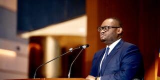 Le ministre des Finances, Doudou Fwamba Likunde, a présenté ce dossier d'adhésion au Conseil des ministres. Selon lui, l'absence de la RDC au sein du FAGACE limite son accès à cet instrument panafricain de garantie. Après une évaluation technique et des pourparlers avec le Fonds, l'argentier du pays en est arrivé à la conclusion qu'une adhésion de plein droit au FAGACE serait un levier pour mobiliser des ressources à long terme, notamment pour financer des projets d'infrastructure et faciliter le recours aux partenariats public-privé (PPP).