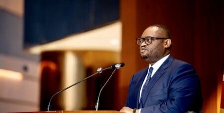 Le ministre des Finances, Doudou Fwamba Likunde, a présenté ce dossier d'adhésion au Conseil des ministres. Selon lui, l'absence de la RDC au sein du FAGACE limite son accès à cet instrument panafricain de garantie. Après une évaluation technique et des pourparlers avec le Fonds, l'argentier du pays en est arrivé à la conclusion qu'une adhésion de plein droit au FAGACE serait un levier pour mobiliser des ressources à long terme, notamment pour financer des projets d'infrastructure et faciliter le recours aux partenariats public-privé (PPP).