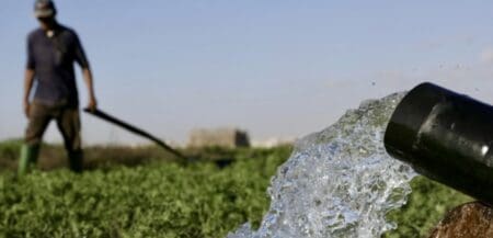 La souveraineté alimentaire est sur toutes les lèvres. Le Sénégal veut réduire ses importations de riz, la Côte d'Ivoire accélère la transformation locale, le Cameroun relance ses filières vivrières. Des objectifs légitimes. Mais quand on regarde de plus près, la question de l'eau agricole reste étrangement absente des plans concrets. Or les chiffres parlent d'eux-mêmes : à peine 6 % des terres cultivées en Afrique subsaharienne sont irriguées. Tout le reste dépend de la pluie. Une pluie qui, avec le dérèglement climatique, arrive de plus en plus tard, tombe de plus en plus fort et s'arrête de plus en plus tôt.