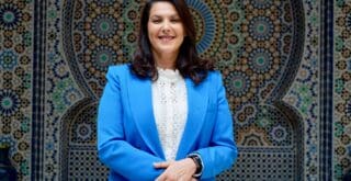 Fatima Zahra El Mansouri a entamé mercredi 30 septembre à Rabat ses consultations avec les principales formations politiques en vue de constituer le prochain gouvernement. Une séquence décisive pour la nouvelle cheffe de l'exécutif, dont le parti, le Parti authenticité et modernité (PAM), est arrivé en tête des élections législatives du 23 septembre avec 97 sièges. Avec 395 membres à la Chambre des représentants, le PAM devra nécessairement s'appuyer sur plusieurs alliés pour atteindre la majorité.
