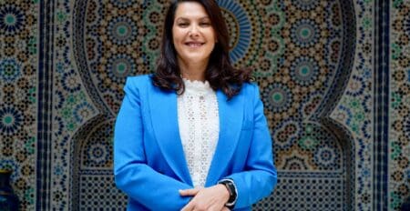 Fatima Zahra El Mansouri a entamé mercredi 30 septembre à Rabat ses consultations avec les principales formations politiques en vue de constituer le prochain gouvernement. Une séquence décisive pour la nouvelle cheffe de l'exécutif, dont le parti, le Parti authenticité et modernité (PAM), est arrivé en tête des élections législatives du 23 septembre avec 97 sièges. Avec 395 membres à la Chambre des représentants, le PAM devra nécessairement s'appuyer sur plusieurs alliés pour atteindre la majorité.