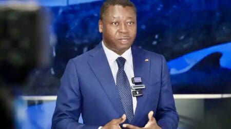 « La révision des perspectives reflète notre conviction que la croissance économique du Togo restera robuste entre 2027 et 2029 », expliquent les analystes de S&P Global Ratings. L'agence de notation anticipe cependant un coup de mou temporaire à la croissance cette année, dû aux répercussions du conflit au Moyen-Orient, tout en se montrant très optimiste sur l'évolution de l'économie togolaise.