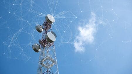 En maintenant des droits d'accise sur les flux et une fiscalité d'importation élevée sur les smartphones d'entrée de gamme, le pays se prive d'un levier de développement majeur. Selon le rapport, une révision de cette politique fiscale pourrait générer jusqu'à 4 100 milliards d'ariary de produit intérieur brut (PIB) additionnel d'ici 2031, tout en luttant contre le marché informel.
