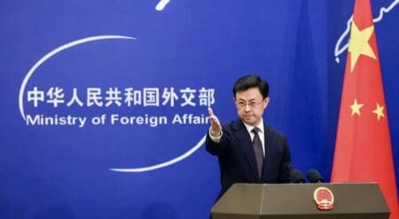 Sortie polémique | Propos sur Mao Zedong : La Chine affirme prendre « au sérieux » les excuses de Kylian Mbappé Nouveau développement dans cette polémique qui a rapidement pris de l'ampleur après la soirée du Ballon d'Or. Interrogé par le podcast The Bridge, Kylian Mbappé a déclaré que le mème à son sujet qui l'a fait "le plus rigolé" est celui qui l'associe à un homme qu'il croit être "un dictateur chinois”, apparente référence à des montages qui plaquent son visage sur des images de Mao Zedong. Une déclaration qui a suscité l'ire de Pékin. Outre les condamnations officielles, trois grandes entreprises chinoises ont affirmé rompre leur coopération avec le capitaine des Bleus.