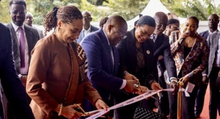 L'inauguration des Studios Mancala marque un tournant pour le paysage audiovisuel ouest-africain. Implanté au cœur du quartier de Cocody Riviera Golf, le complexe s'articule autour de trois plateaux modulables : un studio principal de 3 800 m² pouvant accueillir 250 spectateurs, un second de 160 m² pour 90 personnes, et un troisième de 90 m² dédié aux formats courts et digitaux.