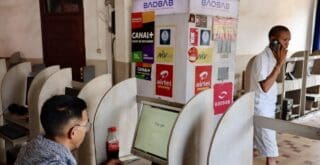 Madagascar | Internet mobile : quels enjeux derrière une large couverture réseau ? Pour comprendre le paysage des télécommunications malgaches aujourd'hui, il faut mesurer le chemin parcouru ces vingt dernières années. Le marché est aujourd'hui l'un des plus dynamiques de la région, animé par la concurrence de cinq acteurs majeurs, dont des géants mondiaux comme Orange et Airtel ou encore des fournisseurs satellitaires comme Starlink.