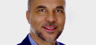 Une approche qui soulève des questions essentielles pour le continent : comment les entreprises africaines peuvent-elles mieux intégrer les systèmes culturels de leurs marchés ? Comment les États peuvent-ils bâtir leurs propres récits sans copier des modèles extérieurs ? Et comment faire de la compréhension de l'autre un levier d'influence et de coopération ? Entretien !