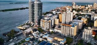 Le gouvernement congolais veut passer à la vitesse supérieure sur le front de l'urbanisme. Présenté le 14 octobre à Kinshasa par le ministre d'État chargé de l'Urbanisme et de l'Habitat, Alexis Gisaro Muvunyi, le Plan décennal de l'urbanisme et de l'habitat 2026-2035 ambitionne de mobiliser 16,5 milliards de dollars, soit 14,7 milliards d'euros, pour accompagner l'expansion des villes et améliorer les conditions de logement.