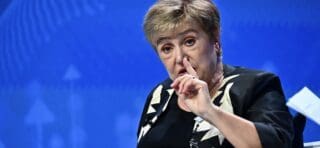 Une fois encore, les nations à faible revenu subissent les décisions prises ailleurs. La hausse des rendements obligataires dans les économies avancées a fait flamber leurs coûts d’emprunt, tandis que l’inflation grignote leur marge de manœuvre.