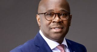 Pour Kwamina Asomaning, directeur général de Stanbic Bank Ghana, le CIPS offre aux entreprises la possibilité de se passer des banques correspondantes américaines. L'objectif n'est toutefois pas de supplanter Swift : les opérations en dollars, euros et livres continueront d'emprunter les circuits actuels. Il s'agit surtout de limiter les conversions de devises successives dans les échanges avec la Chine.