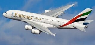 Très certainement, les grands constructeurs que sont Boeing et Airbus se penchent activement sur le sujet et pourtant, on a l'impression qu'ils ne se pressent pas, sans doute parce que les gammes d'appareils actuels sont faciles à vendre et que leur production est maîtrisée. Autrement dit, les deux grands gagnent tellement d'argent sur les avions actuels qu'ils n'ont aucune urgence à développer de nouveaux modèles. Et pourtant, on en aura bien besoin.