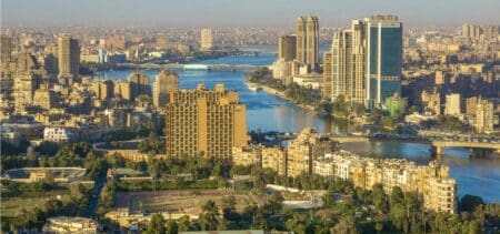 L’agence de notation ne signe pas pour autant un chèque en blanc à l’Égypte. Ses analystes préviennent qu’ils pourraient dégrader la notation du Trésor égyptien « si l’engagement du gouvernement en faveur des réformes structurelles, notamment la flexibilité du taux de change, s’affaiblit et si les déséquilibres économiques (pénurie des devises) venaient à s’aggraver ».