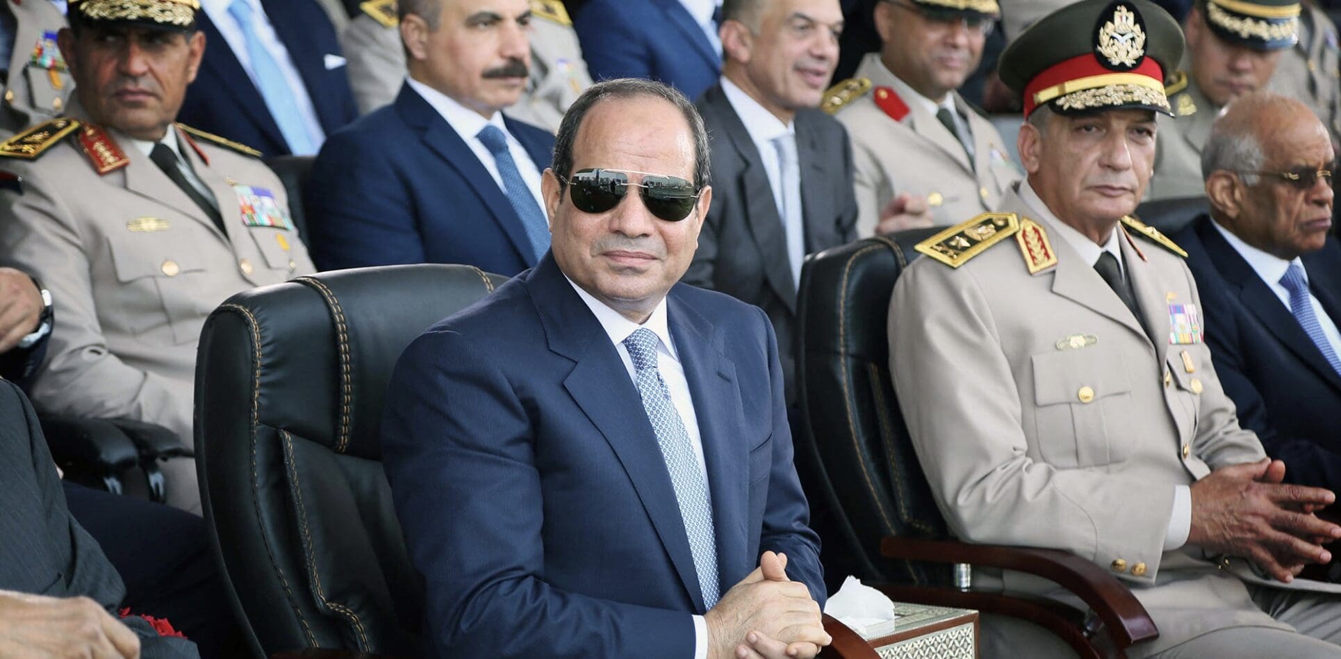 Cette proposition rappelle le rôle central que joue l’armée dans la cooptation des futurs dirigeants du pays. Sous la présidence d’Al-Sissi, lui-même ancien général, l’armée a étendu sa présence dans l’économie et les affaires civiles.