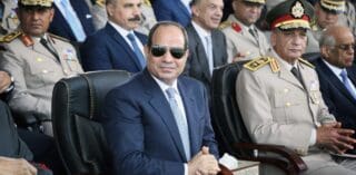 Cette proposition rappelle le rôle central que joue l’armée dans la cooptation des futurs dirigeants du pays. Sous la présidence d’Al-Sissi, lui-même ancien général, l’armée a étendu sa présence dans l’économie et les affaires civiles.