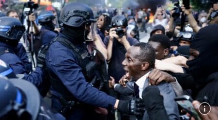 Très engagé aux côtés des lycéens depuis le début de leur mobilisation, le maire de Saint-Denis (Seine-Saint-Denis) Bally Bagayoko est désormais devenu un symbole du soutien de la contestation française à travers le monde. L'élu a été aperçu mardi 6 octobre dans la manifestation parisienne qui a réuni des milliers de personnes.