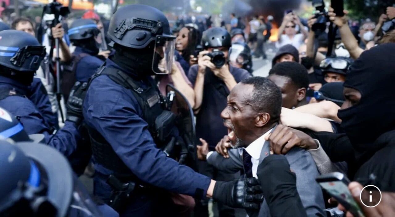 France | Manifestations : le maire de Saint-Denis, «bouclier humain» des lycéens face aux forces de l’ordre Très engagé aux côtés des lycéens depuis le début de leur mobilisation, le maire de Saint-Denis (Seine-Saint-Denis) Bally Bagayoko est désormais devenu un symbole du soutien de la contestation française à travers le monde. L'élu a été aperçu mardi 6 octobre dans la manifestation parisienne qui a réuni des milliers de personnes.