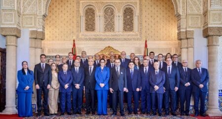 Le Maroc ouvre une nouvelle séquence politique avec l’entrée en fonction d’un gouvernement appelé à traduire les priorités du pays en actions concrètes. La cérémonie, présidée par le souverain au Palais royal de Rabat, marque l’aboutissement du processus lancé le 29 septembre, lorsque Mohammed VI avait désigné la nouvelle cheffe du gouvernement.