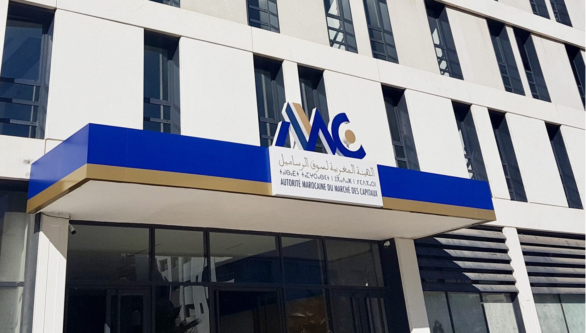 Trois thèmes structurent cette édition 2026 : la résilience des investisseurs face aux chocs, l'hypertrucage numérique et les alertes aux fraudes. Autant de menaces qui pèsent sur les épargnants, et auxquelles l'AMMC entend répondre méthodiquement.