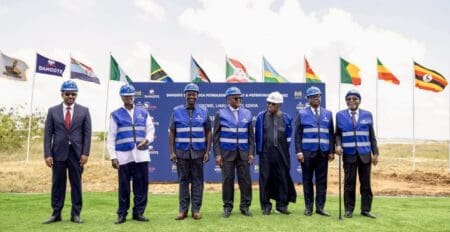 Le producteur local Bamburi ambitionne déjà de fournir ses produits spécialisés à la raffinerie, en s'appuyant sur son usine de Mombasa pour assurer les livraisons sur le site. Une proximité logistique qui change la donne : moins de dépendance aux importations, des délais maîtrisés et une valeur ajoutée qui reste sur place.