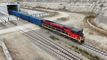 La connexion prévue s'appuierait sur deux infrastructures existantes mais aujourd'hui déconnectées : la ligne de Benguela, qui relie le port angolais de Lobito à la frontière de la RDC, et la Tazara, qui court sur 1 860 km entre Dar es Salam et Kapiri Mposhi, en Zambie [Source: Agence Ecofin — actualité infrastructures, 4 novembre 2025]. Le tracé devrait s'étendre jusqu'en RDC, selon la cheffe de l'État tanzanienne.