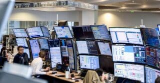 L'écart de rendement entre les obligations françaises et les Bunds (obligations allemandes), valeurs refuges — indicateur de marché de la prime de risque exigée par les investisseurs pour détenir de la dette française — s'est creusé à environ 150 points de base vendredi, son plus haut niveau depuis la crise de la dette souveraine de la zone euro en 2011, avant de se replier à 140 points de base.