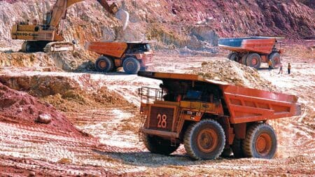 La mine d'or de Siguiri entend porter sa production annuelle à 400 000 onces, soit près de 12 tonnes, d'ici à 2030, selon une note du ministère des Mines publiée mardi 13 octobre à l'occasion de la visite du ministre des Mines, Bouna Sylla, sur le site. Le gouvernement y rappelle son ambition de faire de la Guinée « un pays de référence de l'industrie aurifère. »