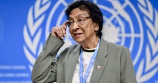 « La lauréate de cette année a joué un rôle déterminant pour garantir que les crimes de guerre, les crimes contre l'humanité et le génocide fassent l'objet de poursuites judiciaires », a indiqué le comité Nobel dans un communiqué, qui a salué son « courage » et « intégrité » exceptionnels. « À une époque marquée par des défis existentiels – notamment un nombre de guerres et de conflits que le monde n'avait pas connu depuis longtemps, le droit international n'est plus seulement un complément à la paix et à la sécurité. C'est une nécessité absolue », a ajouté le jury.