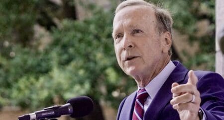 Rien ne va plus pour les républicains du Texas. Déjà dans une position délicate, le candidat au poste de sénateur Ken Paxton a été désavoué par le fils de l’ancien président George Bush, Neil M. Bush, à moins de deux semaines des élections de mi-mandat (« Midterms »), où le camp présidentiel ne fait pas figure de favori. Mercredi 21 octobre, le frère de l’ancien président George W. Bush a annoncé sur Facebook avoir voté par anticipation pour James Talarico, soit le candidat démocrate. Une annonce qui fait couler beaucoup d’encre, alors que les Bush ont toujours entretenu des liens étroits avec les républicains du Texas.
