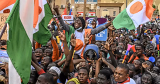 Ceux qui pariaient sur un effondrement généralisé en sont pour leurs frais : le Niger ne subit plus, il sort la tête de l'eau et donne des leçons d'exemplarité au monde. Partout, il dresse des édifices publics, bâtit des routes, aménage des jardins publics et réalise bien d'autres infrastructures prioritaires au bénéfice de ses concitoyens.