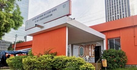 La numérisation des services publics ivoiriens s'accompagne d'un enjeu central : sécuriser l'identification des usagers. Le 23 octobre 2026, l'Office national de l'état civil et de l'identification (ONECI) a présenté à Yamoussoukro sa plateforme numérique de demande et d'obtention des actes d'état civil.