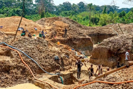Le métal jaune est " blanchi" via des comptoirs commerciaux congolais avec des complicités, avant d'être acheminé vers les raffineries ougandaises et expédié à Dubai. Ce qui permet à cette rébellion ougandaise de financer ses propres opérations.