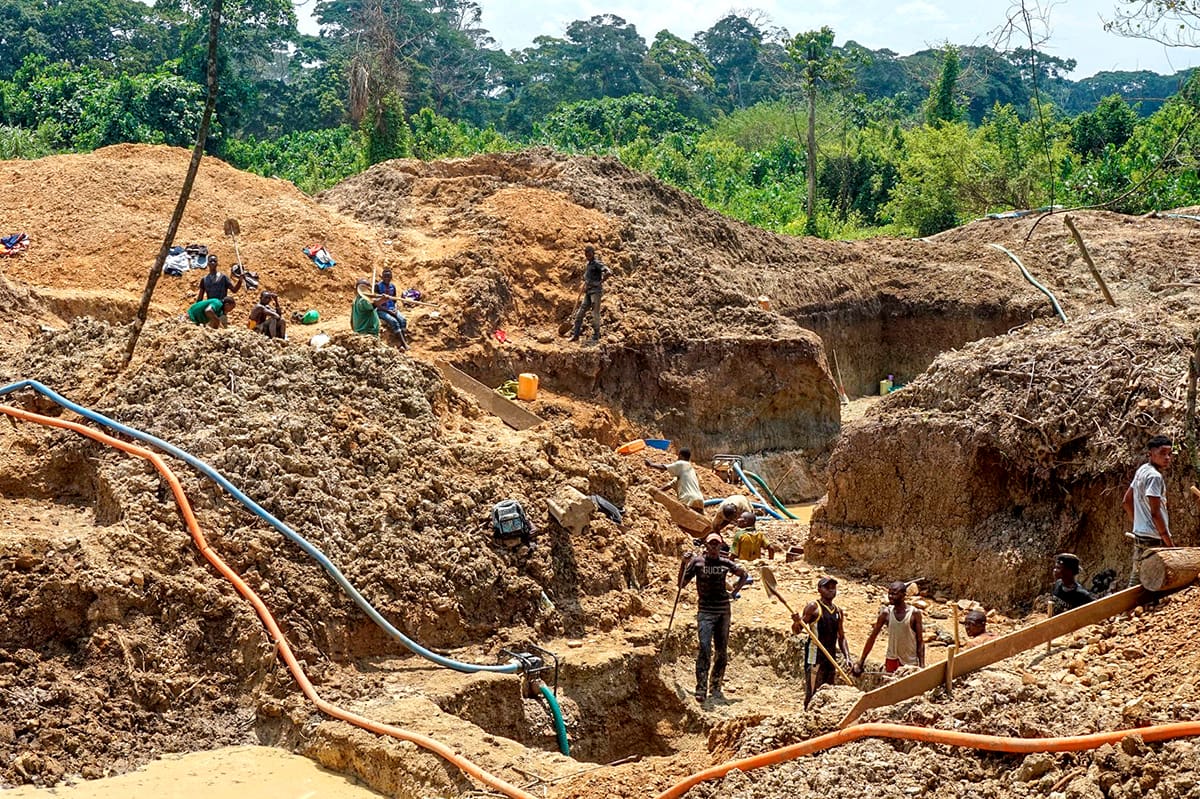 RD-Congo | Le trafic d’or : carburant de l’instabilité à l’Est Le métal jaune est " blanchi" via des comptoirs commerciaux congolais avec des complicités, avant d'être acheminé vers les raffineries ougandaises et expédié à Dubai. Ce qui permet à cette rébellion ougandaise de financer ses propres opérations.