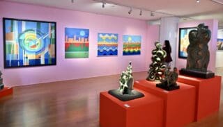 Au centre de cette manifestation, une histoire singulière : celle d'Abderrahmane Rahoule, artiste emblématique de la modernité artistique marocaine, et de huit créateurs réunis autour d'un même désir : rendre hommage à un homme dont l'œuvre, l'enseignement et la générosité ont contribué à façonner plusieurs générations d'artistes.