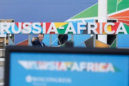 Géopolitique | Russie en Afrique : le rapport InterGlobe pointe un bilan économique quasi nul « La Russie a fait de son offre sécuritaire son principal levier de conquête, d'abord avec Wagner puis avec Africa Corps, auprès de régimes en quête de protection. Cette offre est aujourd'hui remise en cause par les résultats, le Sahel restant l'épicentre mondial du terrorisme. À l'inverse, elle n'a pas su bâtir d'offre économique, avec des investissements très faibles (moins de 1% des IDE entrants en Afrique) et des transferts de technologie quasi inexistants. Ses projets nucléaires et miniers restent pour l'essentiel au stade des protocoles. »