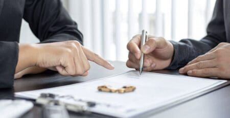 Qualités, pouvoirs et vocabulaire du risque En cette qualité, ils disposent des pouvoirs les plus étendus pour agir au nom et pour le compte de la société. Leur appellation varie selon le « risque » du moment : membres d'organes de gestion ou de direction dans les situations normales, voire dans les situations difficiles mais corrigibles ; représentants légaux ou chefs d'entreprise dès les débuts des procédures collectives ; enfin, dirigeants, terme le plus souvent associé à la responsabilité et aux sanctions.