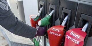 Gabon | Gouvernance : un producteur de pétrole en panne de carburants ! Tous ces pays pétroliers ont en commun la faiblesse structurelle de l’aval du secteur pétrolier. Selon une enquête de l’agence Reuters, le Gabon où la situation est tendue actuellement, a extrait environ 220.000 barils de brut par jour en août 2026, un niveau identique à celui du mois précédent.