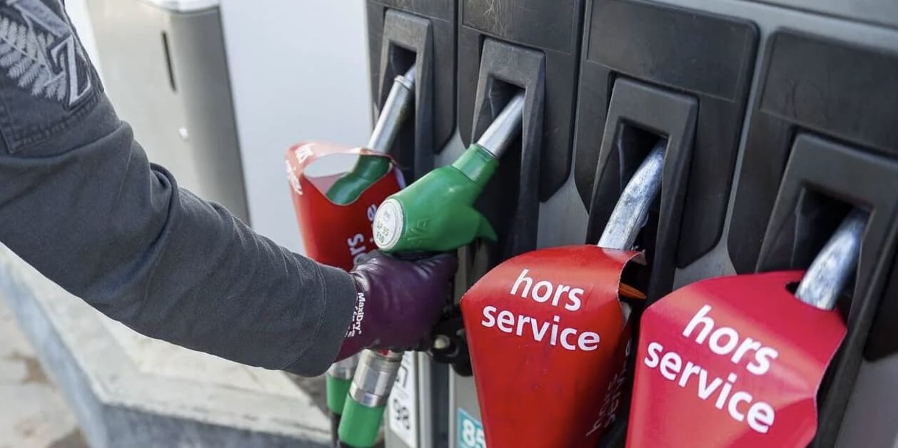 Gabon | Gouvernance : un producteur de pétrole en panne de carburants ! Tous ces pays pétroliers ont en commun la faiblesse structurelle de l’aval du secteur pétrolier. Selon une enquête de l’agence Reuters, le Gabon où la situation est tendue actuellement, a extrait environ 220.000 barils de brut par jour en août 2026, un niveau identique à celui du mois précédent.