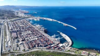Ces initiatives, présentées comme l'héritage de la vision stratégique du Roi Mohammed VI, s'inscrivent dans une approche de complémentarité entre les différentes plateformes portuaires du Royaume. L'objectif affiché : doter le Maroc d'une offre portuaire diversifiée, compétitive et de dimension internationale, tout en réduisant les disparités de développement entre le Nord et le Sud et en facilitant l'accès des pays du Sahel aux marchés mondiaux.