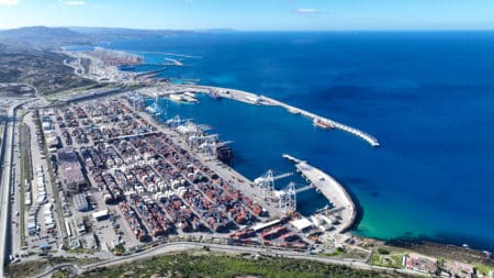 Ces initiatives, présentées comme l'héritage de la vision stratégique du Roi Mohammed VI, s'inscrivent dans une approche de complémentarité entre les différentes plateformes portuaires du Royaume. L'objectif affiché : doter le Maroc d'une offre portuaire diversifiée, compétitive et de dimension internationale, tout en réduisant les disparités de développement entre le Nord et le Sud et en facilitant l'accès des pays du Sahel aux marchés mondiaux.