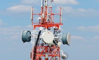 Congo-B | Télécoms : Les opérateurs en panne de courant ! Cette situation révèle la vulnérabilité des infrastructures numériques dans ce pays producteur d'hydrocarbures. Signe de la gravité du problème, c'est de l'Autorité de Régulation des Postes et des Communications Électroniques (ARPCE) qu'est venue l'alerte dans un communiqué au ton alarmant publié mardi 27 octobre. Elle y fait état « de perturbations affectant les réseaux sur le territoire national » et constate que les consommateurs sont confrontés à une indisponibilité partielle ou totale des services de voix, d'Internet et de Mobile Money, ainsi qu'à une dégradation de la qualité de service.