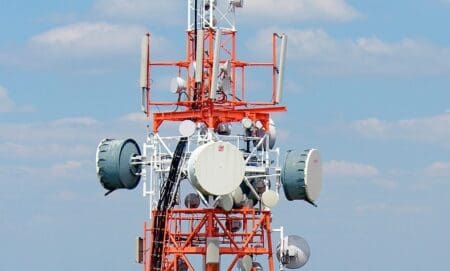 Congo-B | Télécoms : Les opérateurs en panne de courant ! Cette situation révèle la vulnérabilité des infrastructures numériques dans ce pays producteur d'hydrocarbures. Signe de la gravité du problème, c'est de l'Autorité de Régulation des Postes et des Communications Électroniques (ARPCE) qu'est venue l'alerte dans un communiqué au ton alarmant publié mardi 27 octobre. Elle y fait état « de perturbations affectant les réseaux sur le territoire national » et constate que les consommateurs sont confrontés à une indisponibilité partielle ou totale des services de voix, d'Internet et de Mobile Money, ainsi qu'à une dégradation de la qualité de service.